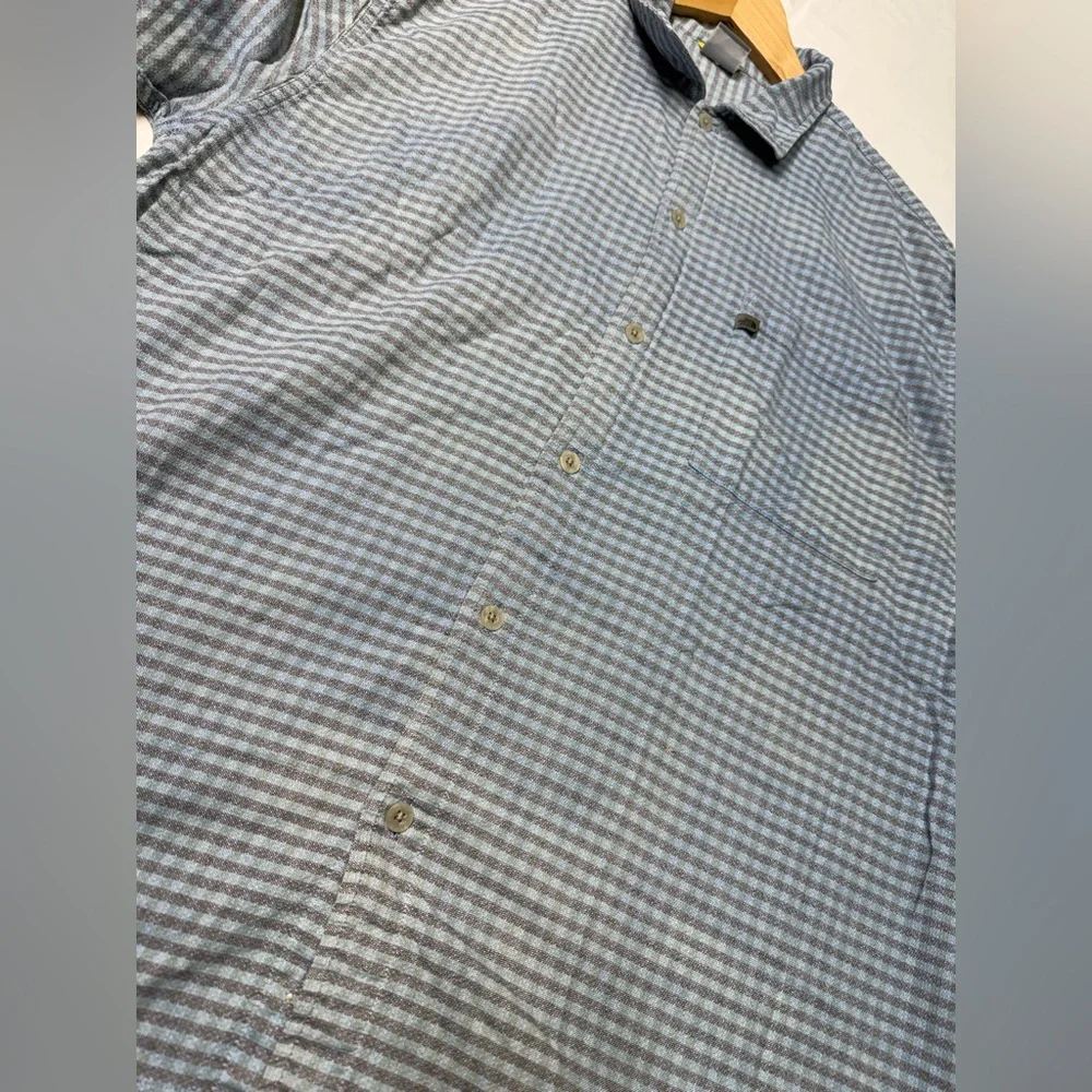 The north face A5 Mens plaid button down shirt not size tag is big like XL